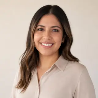 Asesora hipotecaria de comparahipoteca que da seguimiento por WhatsApp